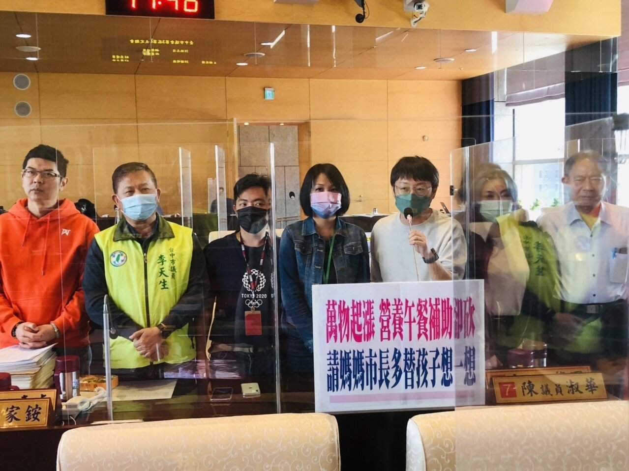 物價齊漲,民進黨議員江肇國等人發現,學生營養午餐補助竟然縮水4元。市長盧秀燕承諾,明年會補齊,未來學童午餐補助「只多不少」。記者陳秋雲/攝影