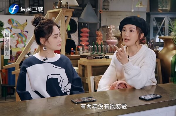 Twins上節目分享出道至今甘苦談。圖／翻攝自鲁豫有约