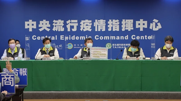 第一排由左到右為發言人莊人祥、專家諮詢小組召集人張上淳、指揮官陳時中、疫情監測組組長周志浩 、 醫療應變組副組長王必勝，第二排醫療應變組副組長羅一鈞。圖／指揮中心提供
