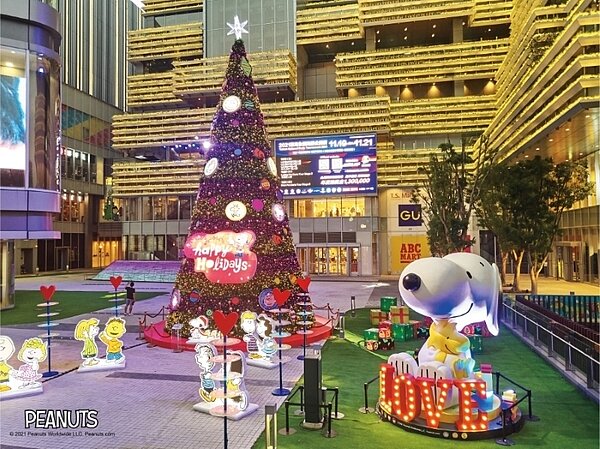 超萌巨型史努比與耶誕樹。圖/南紡購物中心提供