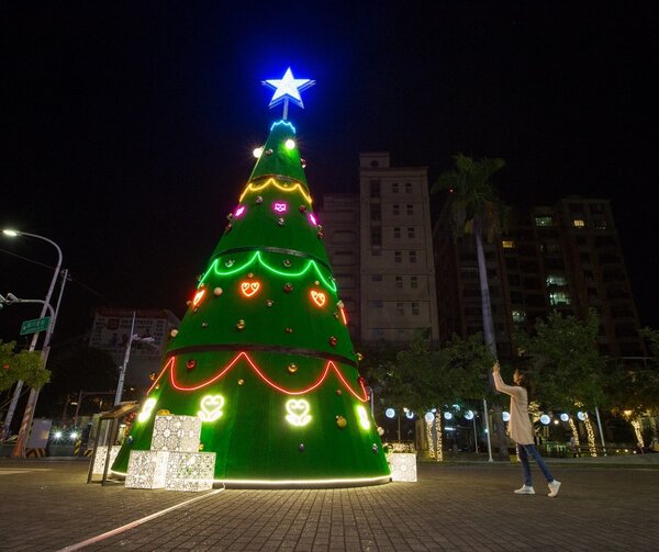 新營文化中心燈區耶誕樹。圖／台南市觀旅局提供