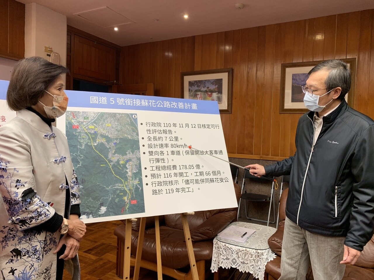 宜蘭縣政府交通處長黃志良今天簡報「國道5號銜接蘇花公路改善計畫」。記者林佳彣/攝影