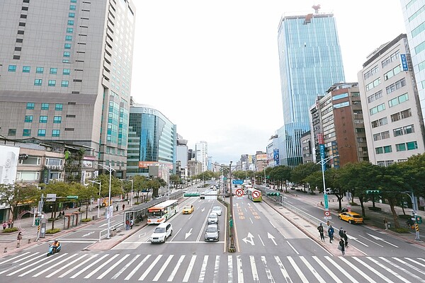 台北市西門町商圈，位居交通轉運樞紐，多年來為西區商業匯集要地。圖為中華路街景。記者邱德祥／攝影 