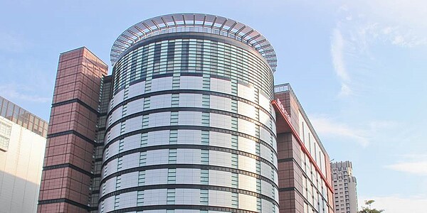 隨著疫情緩和,買氣大舉回籠,加上改裝效應發酵,新光三越台中店全年業績可望突破200億元大關,年成長2%,再創新高紀錄。圖為新光三越台中店。圖/中時報系資料照