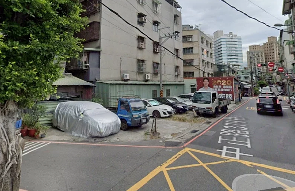 板橋區中正路399巷19弄路口的公有土地,過去遭民眾私設停車場。圖/新北工務局提供