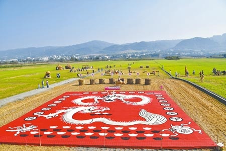 田中鎮望高寮稻草藝術節，田野裡有50公尺大米龍，還有50多件稻草創作的裝置藝術，吸引人們漫遊。（吳敏菁攝）