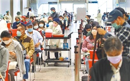 台北圓山花博爭豔館11日起增設莫德納疫苗隨到隨打名額,吸引不少民眾到場接種。(姚志平攝)