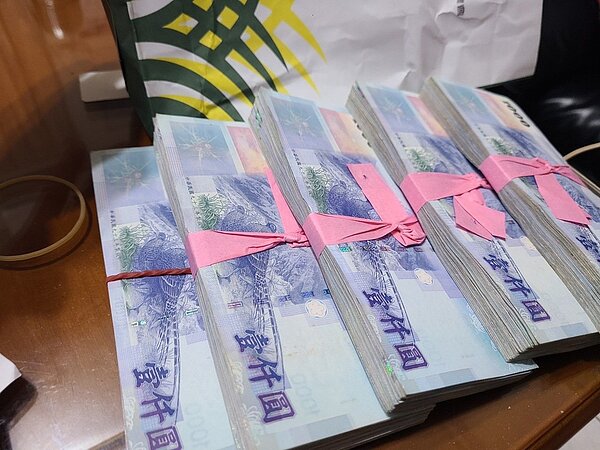 她接獲詐騙電話領43萬在家等，交付前這動作積蓄全保住。圖／記者游明煌翻攝