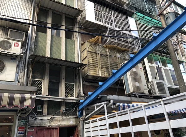 民宅氣爆發生在這棟舊公寓2樓。圖/記者曾伯愷翻攝