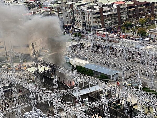 萬隆變電所爆炸。圖/取自民眾臉書