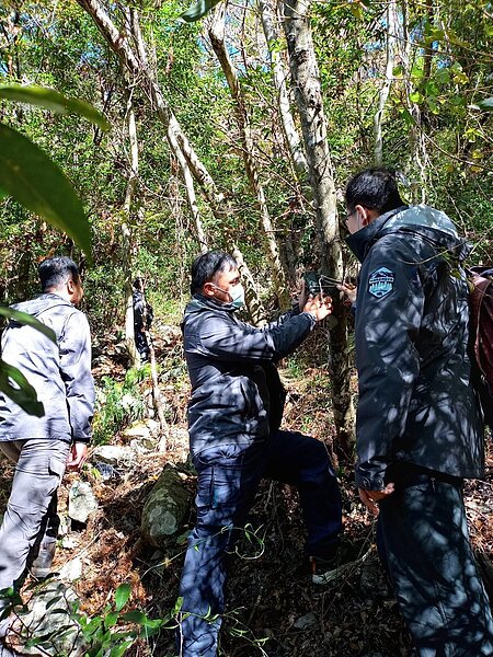 護管員架設自動照相機監測熊蹤。圖/東勢林管處提供