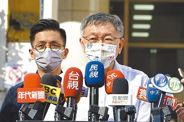 一名已離職的中央研究院P3實驗室人員確診COVID-19，台北市長柯文哲（右）11日說，匡列人數可能會再增加，但到目前為止，相關採檢結果都是陰性。圖／台北市政府提供