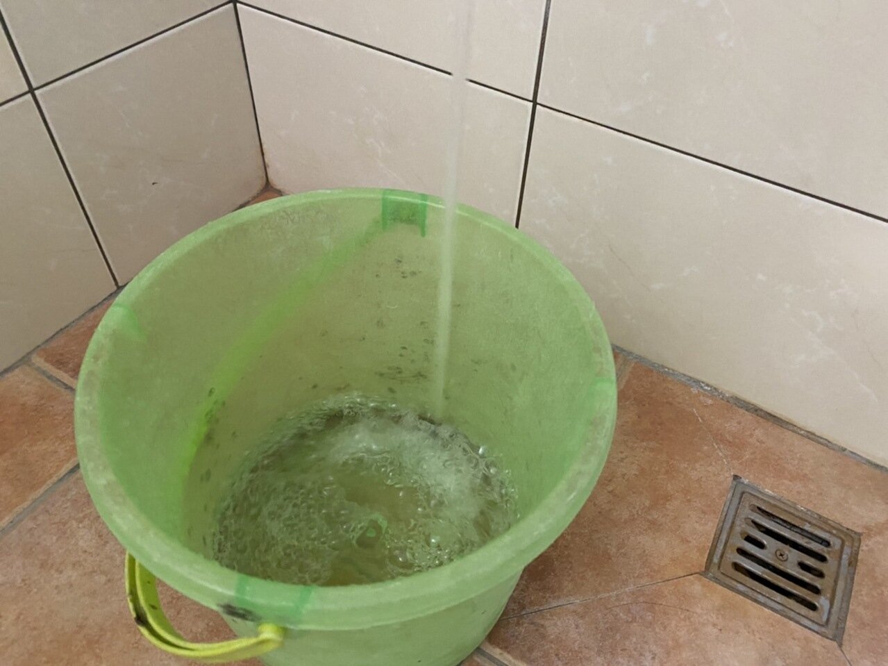 台灣自來水公司第七區管理處公告,為配合公路局道路拓寬辦理管線遷改工程,明天上午9時起,岡山7個里以及彌陀、梓官全區將停水23個小時。記者陳弘逸/攝影