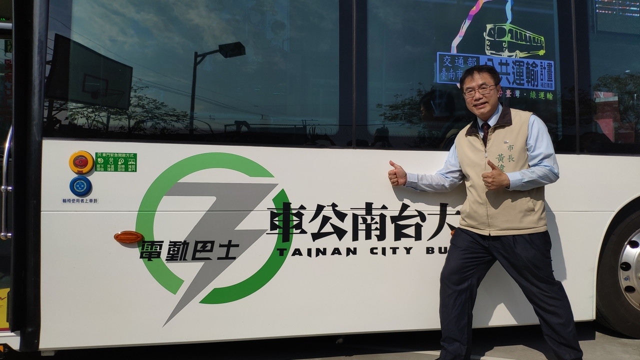 台南市長黃偉哲說明電動巴士獨特的閃電標示。記者謝進盛／攝影 