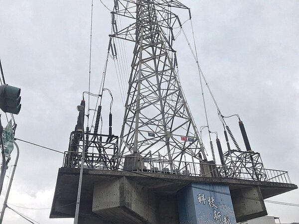 中和福祥路橋和路交叉路口高壓電塔半個月已經發生3次起火情形,其中還有1次出現爆炸,居民怒吼要遷移。圖/新北市消防局提供