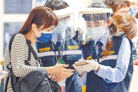 本土疫情趨緩35天後再度出現1名中研院前研究助理確診,引發全台擔心疫情再起。圖為桃園機場入境旅客。(非新聞當事人)(陳麒全攝)
