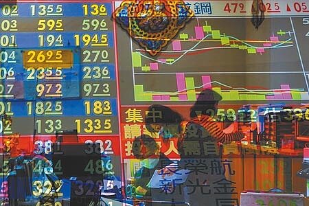 專家認為,明年美股、科技股仍是市場主流,建議配置可以多達3成,台股平均報酬率也有4%水準,包含大中華區或亞股的配置,累計配置以2成為宜。(本報資料照片)