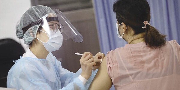 產險業者表示,接種28日內出現疫苗不良事件而住院或死亡,皆依約給付保險金。圖/中時報系資料照