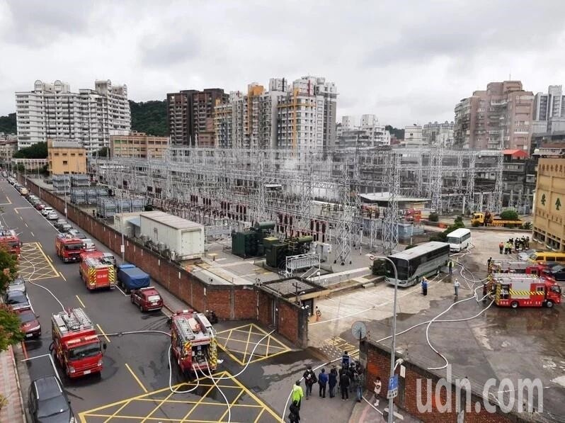 台電位於景隆街的萬隆變電所發出爆炸聲，現場變電箱起火，消防局出動消防車輛20輛、救護車輛2輛、人員57名趕往現場搶救。記者曾原信／攝影 