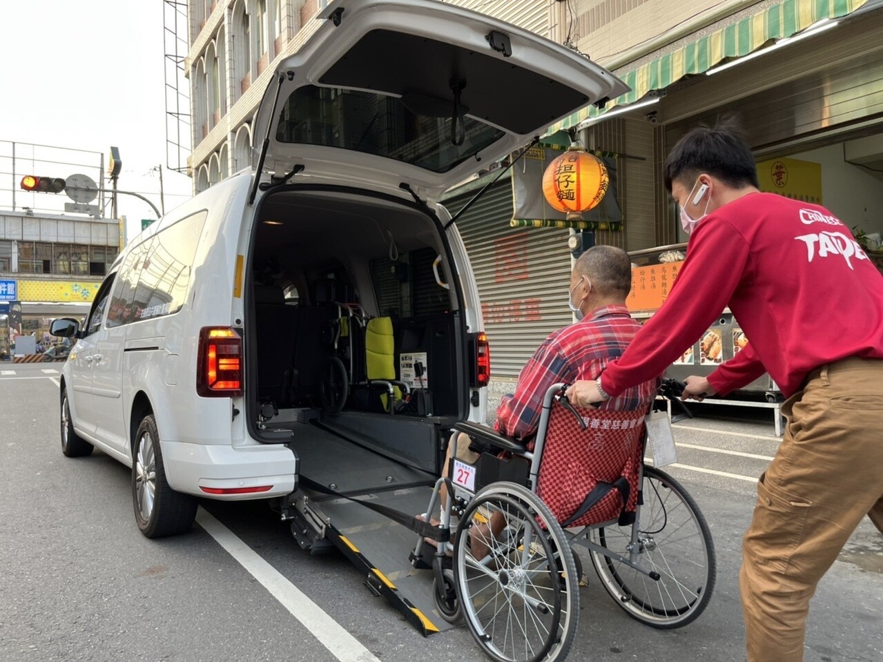 高雄現有280多輛車內設有輪椅區的通用計程車，數量全台第一。記者林巧璉／攝影 