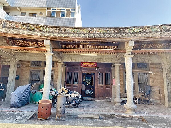 彰化縣溪湖田寮陳萬福故居登錄歷史建築,屋脊剪黏是一大特色。(彰化縣文化局提供/吳敏菁彰化傳真)