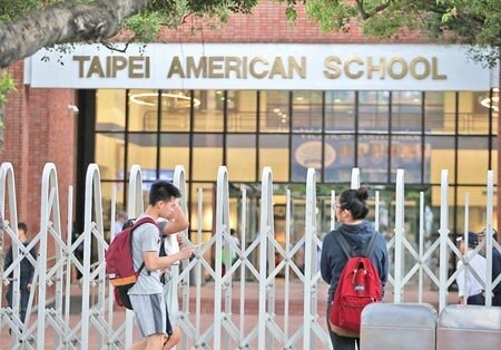 美國學校13日暫停上課1天，據了解是因學生社團群組有人貼出要「開槍掃射學校」言論，校方立即停課並報案。圖為下課時分，學生結伴離開校區，非新聞當事人。（本報資料照片）