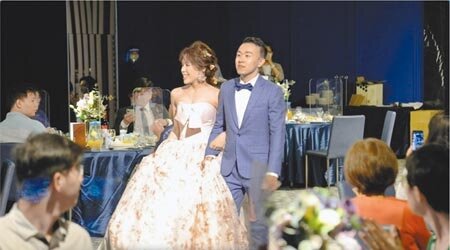 疫後出現報復性婚宴潮，台中市多家婚宴會館發現新人們下訂快、不挑日、桌數少等婚宴新現象。（馮惠宜攝）