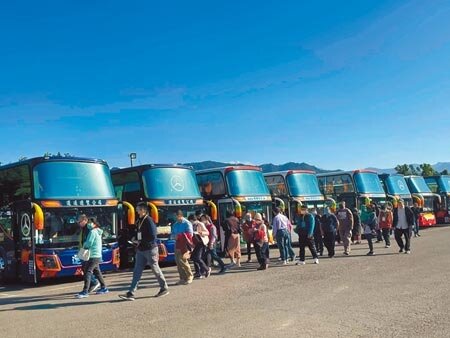 國旅大爆發,遊覽車業者卻苦嘆面臨有車無司機的窘境。(呂筱蟬攝)