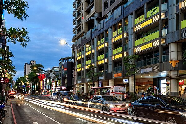 頂溪捷運站商圈、機能成熟。圖/蕭永木攝