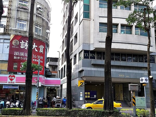 頂溪捷運站每天旅運量超過7萬人次,一站可到北市。圖/林和謙攝