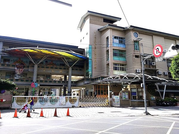 文化路上的頂溪國小,為知名好學校。圖/林和謙攝