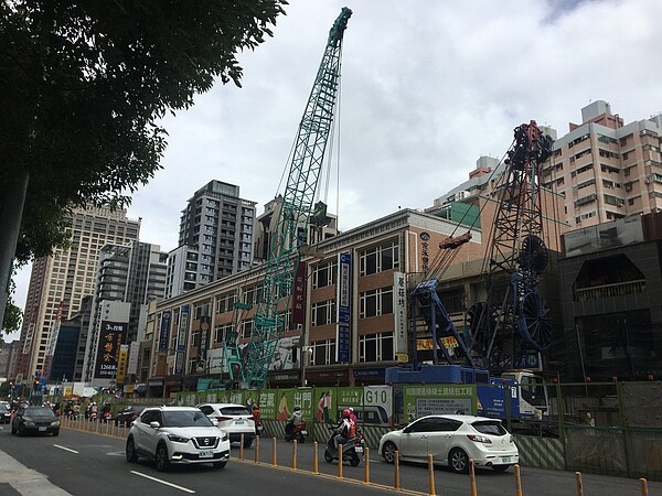 桃園捷運綠線工程施工造成交通黑暗期,市民抱怨連連,現在又因缺工導致工程延誤。圖/聯合報資料照片