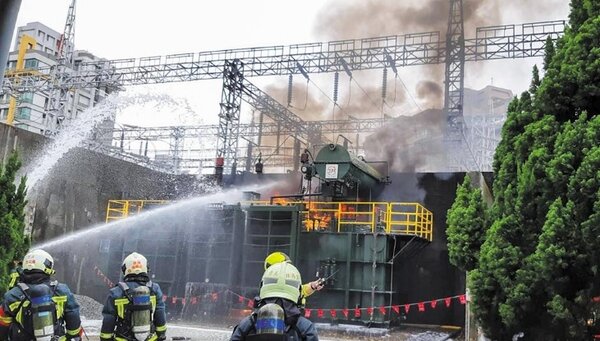 台北市萬隆變電所12日上午發生火警，冒出濃濃黑煙，數起爆炸聲嚇壞附近居民，更造成雙北30萬戶大停電。圖／中時電子報