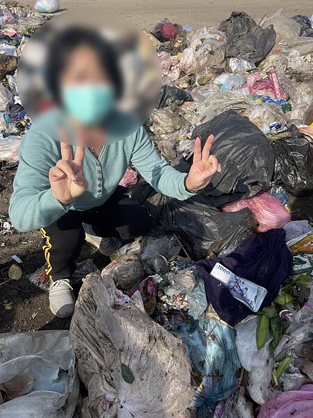 陳姓婦人誤將家中藏有10萬現金舊衣物全送上清潔車，經麻豆清潔隊全部尋回，開心感謝南市環保局用心。圖／環保局提供