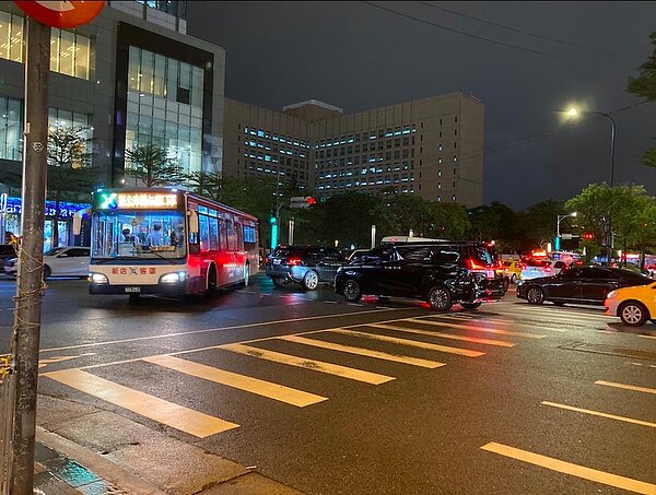 議員調閱公車近年前十大肇事熱點發現,北市府周邊有四處,質疑宛如公車百慕達。圖/北市議員王浩提供