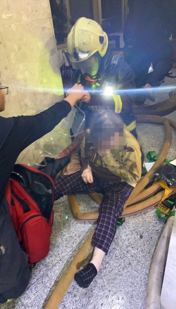 消防隊救出行動不便的80歲老婦。圖／聯合報記者林昭彰翻攝