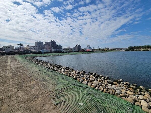 北門蚵寮打造生態及防洪共融設施。圖/台南市水利局提供