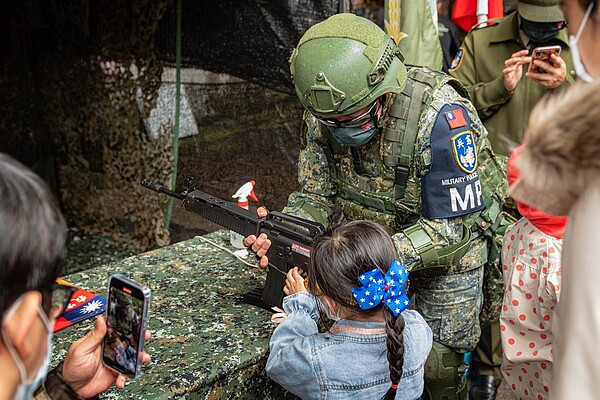 「愛憲年代」慶祝憲兵節展示忠貞軍風。圖／桃園市政府提供