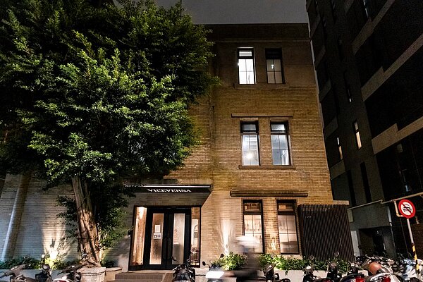 廈川玖肆以手工打造八千餘片面磚,保留歷史建築完整原貌。圖/北市文化局提供