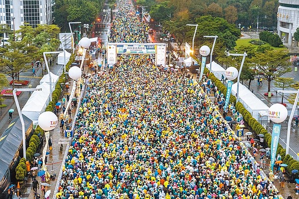 台北國際馬拉松大賽19日登場，傳出有多名跑者個資外洩遭騙，截至目前有39件通報案件。身為主辦單位的北市體育局竟一問三不知，遭藍綠議員炮轟怠忽職守。圖為2020年台北馬拉松開跑畫面。（主辦單位提供）