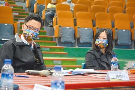 花蓮縣政府辦理花蓮原住民族論壇，邀集專家學者，針對部落旅遊及原住民族樂舞文化進行深度對談。原住民行政處長陳建村（圖左）、主持人國立東華大學原住民民族學院副教授王昱心（圖右）仔細聆聽與會者發言。（羅亦攝）