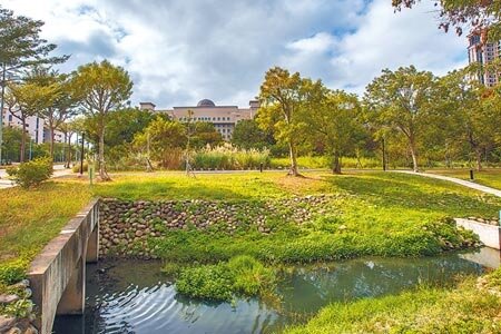 新竹縣總圖工程順利決標,基地位在新竹地檢署正後方,臨自強三路及東興圳水岸綠地。(羅浚濱攝)