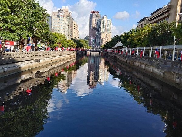 基隆市田寮河水顏色多變，有時看起來黑得像「墨水」。環保局強調並非遭汙染，而是底泥翻騰藻類增生，造成視覺顏色變化。記者邱瑞杰／攝影
