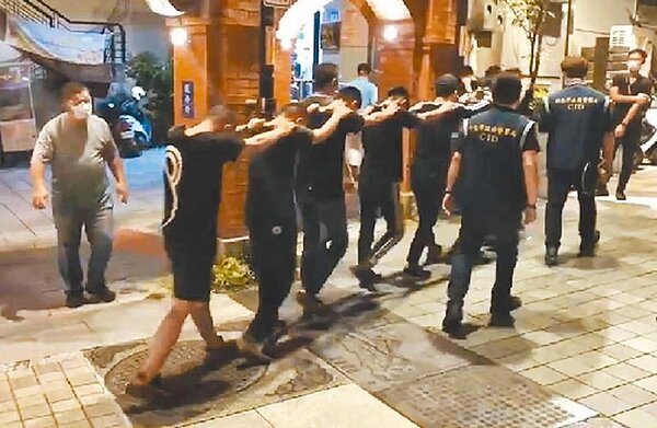 新北三峽發生26人群聚鬥毆,衛生局重罰252萬元,打破三級警戒以來新北開罰的最高紀錄。圖/三峽警分局提供