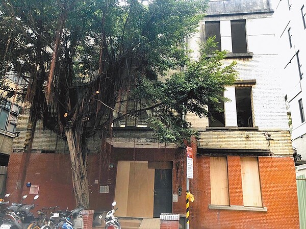 台北市歷史建築「舊廈門街派出所」在文化局老房子文化運動計畫,媒合民間單位投入近千萬資金、歷時近2年的規畫及修復後,12月13日以「廈川玖肆」為名正式重新對外開放,圖為修復前樣貌。圖/北市文化局提供