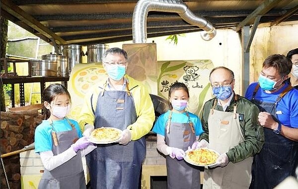 台北市長柯文哲(左二)公布「實驗教育白皮書」,宣布明年度將再打造3所實驗教育,也將首創網路實驗高中。圖為體驗溪山國小體驗課程/北市府提供