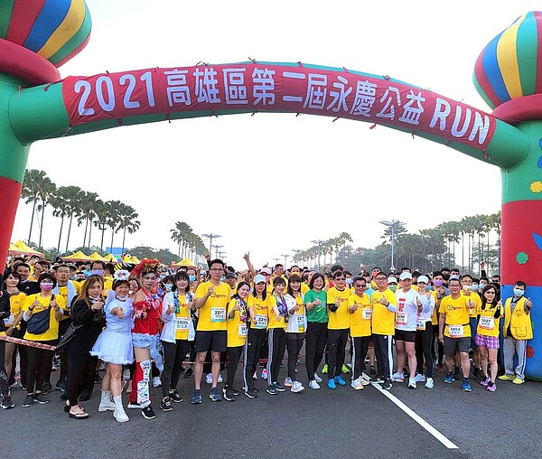永慶不動產同伴們和立法委員趙天麟(右五)也參加挑戰組10公里路跑,活動賽後結餘66萬7千2百元捐助創世基金會,讓植物人能夠獲得妥善安養。圖/永慶不動產提供