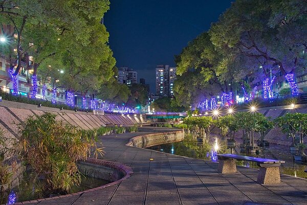 中港河廊兩旁路樹應景披上耀眼奪目燈飾,放眼望去宛如上演一幕亮麗璀璨的燈海秀。圖/新北市府提供