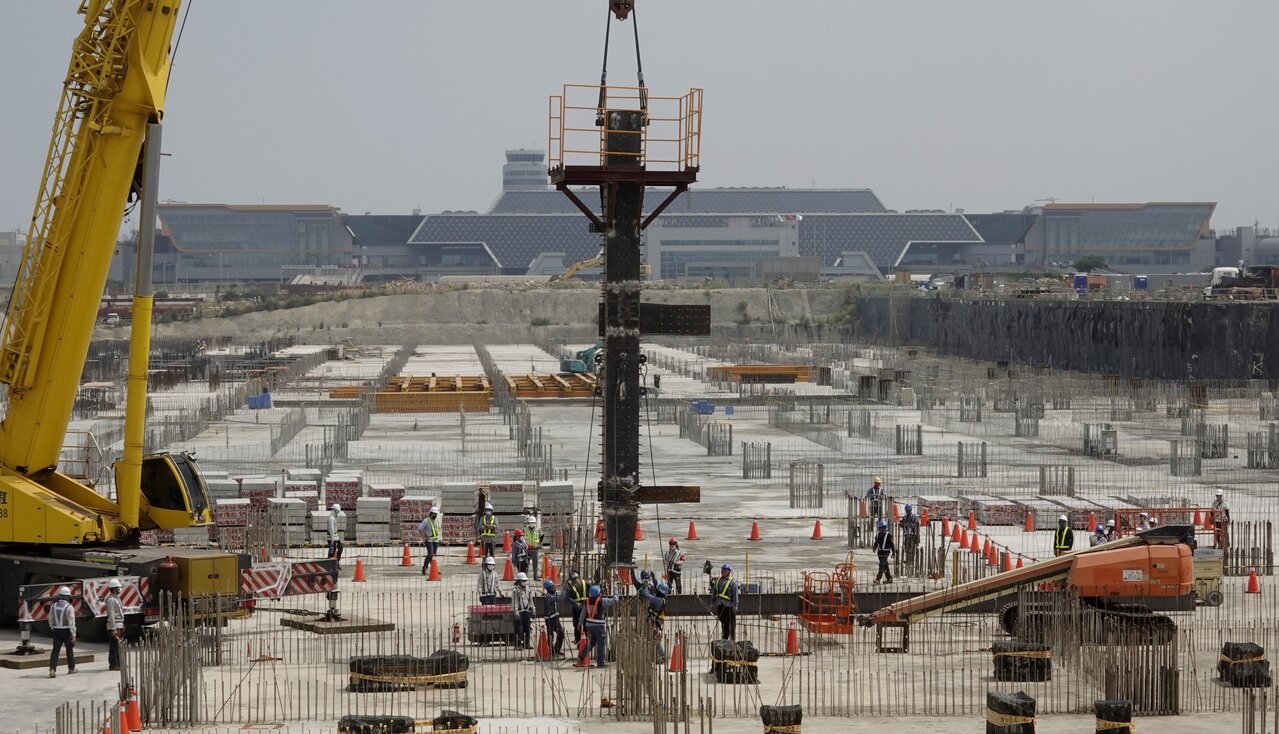 桃園機場公司第三航廈主體工程已開工,圖為9月工程組立首支鋼柱。本報資料照片,記者陳嘉寧/攝影