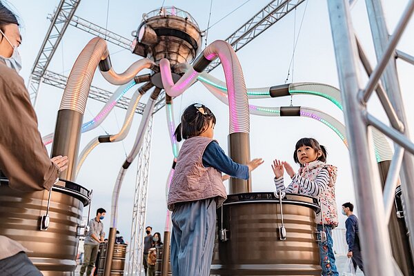 巨型海怪爬上駁二碼頭,大小朋友樂當鼓手!圖/高雄市文化局提公